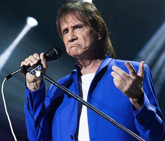  "O cara não parava de gritar. 'Roberto, dá uma rosa pra minha mãe!', 'Roberto, uma rosa!'. Eu já tinha falado que ia dar, mas ele não parava", afirmou o cantor em entrevista coletiva de seu cruzeiro, no dia 13/03.
