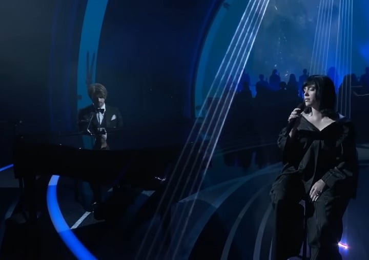 A primeira estatueta deles foi pela música "No Time to Die", do filme "007 - Sem Tempo para Morrer" (2021).