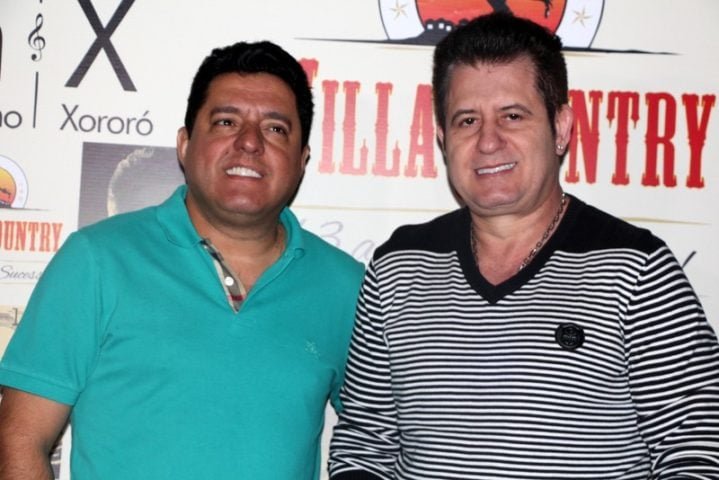 A dupla se formou em Goiânia, em 1988. Bruno é responsável pela 1ª voz e violão, enquanto Marrone faz a 2ª voz, além de tocar sanfona e violão.