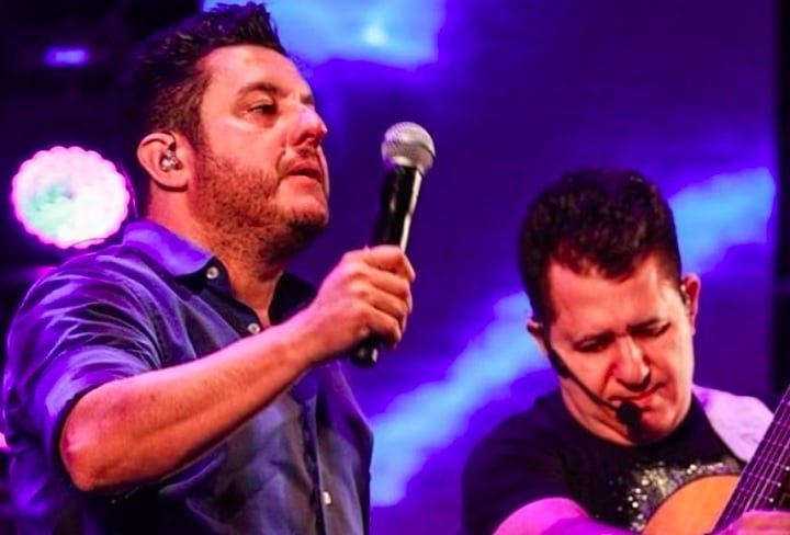 Ao longo dos anos, a dupla lançou diversos álbuns e singles de sucesso, incluindo "Por Um Minuto", "Choram as Rosas", "Boate Azul", entre muitos outros. 