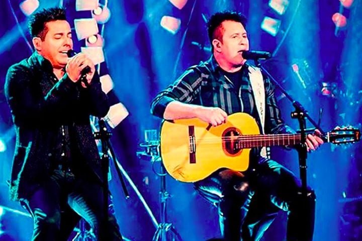 O grande sucesso veio em 2001 com o lançamento do álbum "Acústico ao Vivo", que incluiu hits como "Dormi na Praça" e "Vida Vazia".