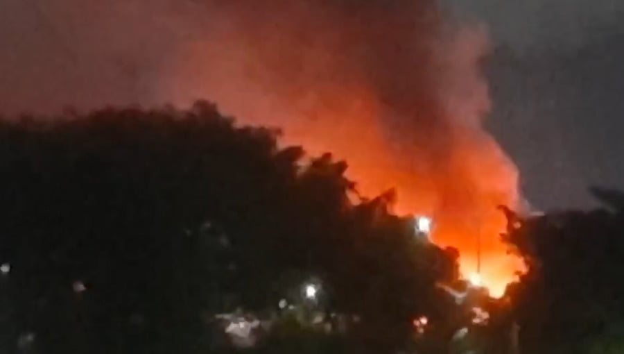Uma das bonecas Annabelle, usada nas gravações de filmes de terror, estava entre os itens queimados no incêndio no Shopping Nova América, em Del Castilho, no Rio de Janeiro. Foi em julho de 2024 e o FLIPAR mostrou na ocasião. Relembre.-Reprodução de vídeo redes sociais 