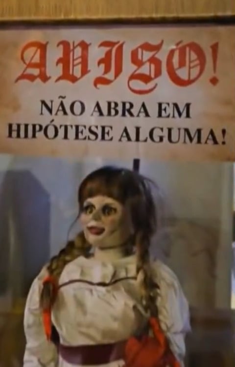 Mas o que viralizou nas redes sociais foi a boneca. Por ser amaldiçoada, ela rendeu muitos memes sobre o perigo no Rio de Janeiro. “Nem ANNABELLE resistiu ao TERROR que é o Rio…”, comentou um usuário no X . "O RJ não é para amadores", disse outro. - Reprodução de vídeo redes sociais 