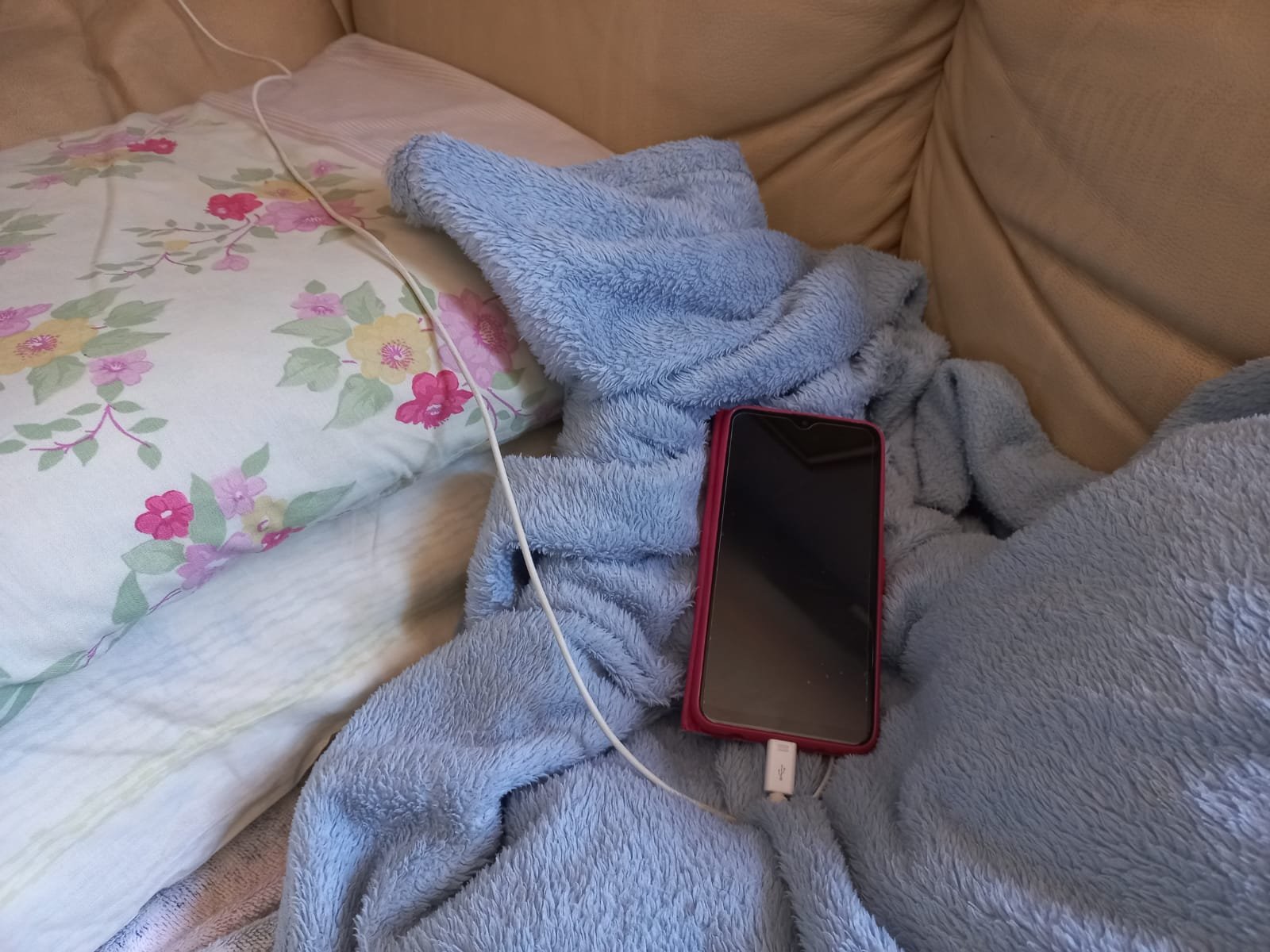 O celular, principalmente, é um "perigo", pois, geralmente, a pessoa mantém a vida ali: aplicativos de todos os tipos, que envolvem lazer e compromissos. Celular por perto significa a curiosidade de dar uma espiadinha para ver se tem novidade, mensagem ou notificação. E aí já era o sono. 