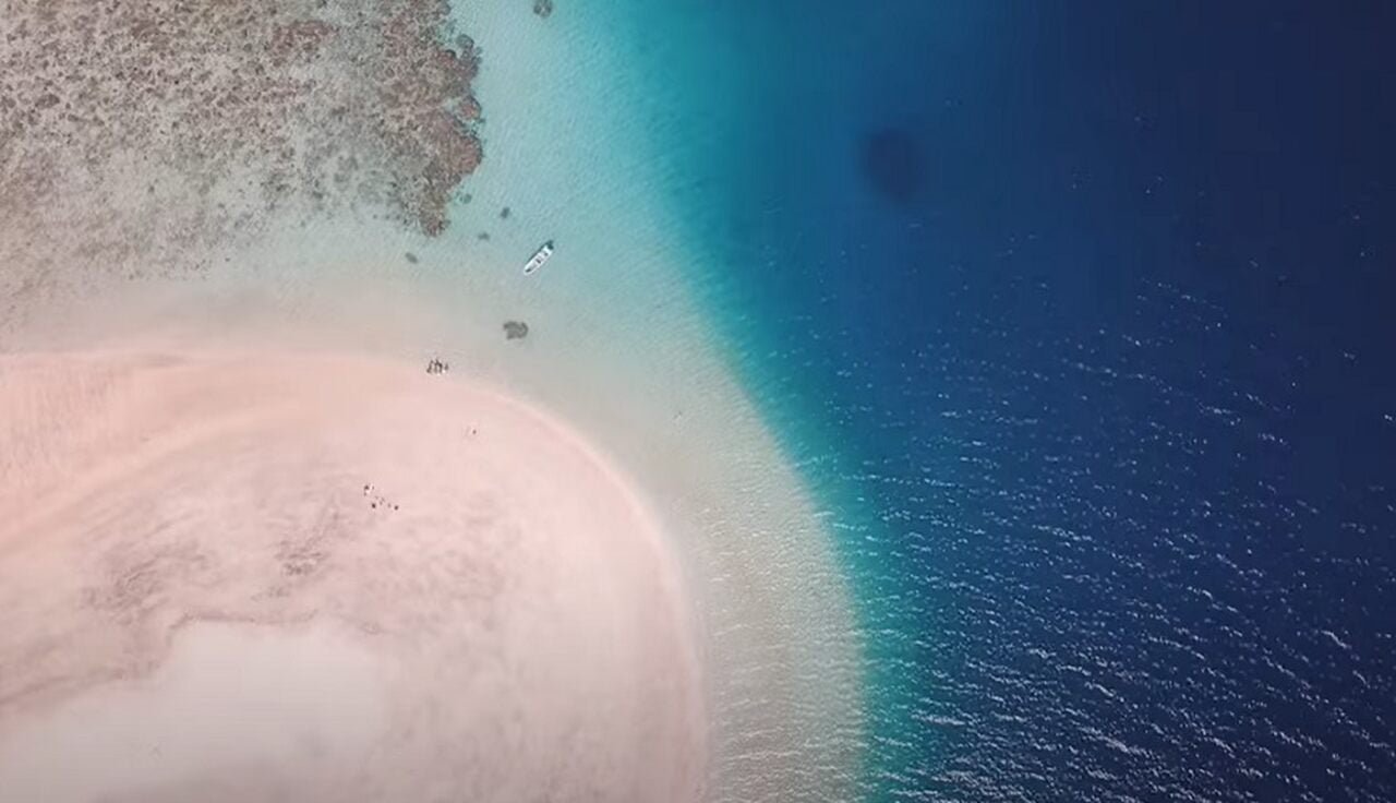 PaÃ­s: Comores - Continente: Ãfrica/ PopulaÃ§Ã£o: cerca de 806.000 habitantes/ DescriÃ§Ã£o: um arquipÃ©lago no Oceano Ãndico, as Comores tÃªm uma cultura rica e diversidade Ã©tnica. A economia Ã© baseada na agricultura, pesca e turismo