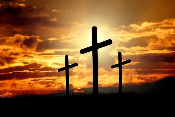 Segundo a fé cristã, sua morte foi um sacrifício voluntário para redimir os pecados da humanidade. Três dias depois, ele ressuscitou, aparecendo aos seus discípulos antes de ascender aos céus.