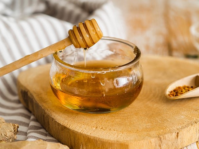 Mel de laranjeira - Produzido em Minas Gerais e São Paulo,  tem cor clara, aroma suave e sabor levemente cítrico. Ajuda a combater a insônia. -Freepik