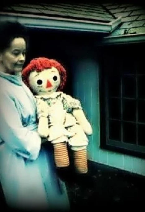 A boneca seria um canal para a atuação de uma entidade que perturbava uma estudante de Enfermagem chamada Donna, em 1968. A boneca surgia, de repente, em diferentes partes da casa. -Reprodução Twitter 