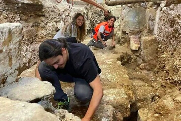 A escavação, liderada pela arqueóloga sca Romana Stasolla, revelou estruturas e objetos antigos, como uma base de mármore do século IV, moedas, cerâmicas e restos de alimentos, indicando práticas religiosas e peregrinações.