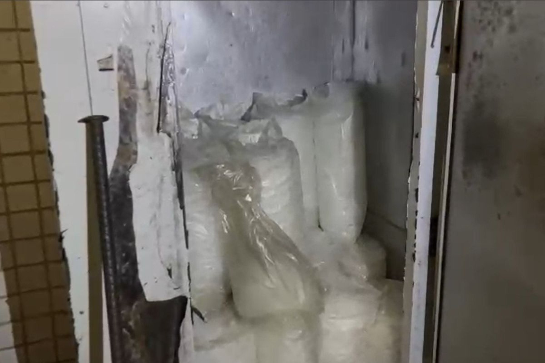 Policial morre baleado em ação contra fábrica que vendia gelo com fezes