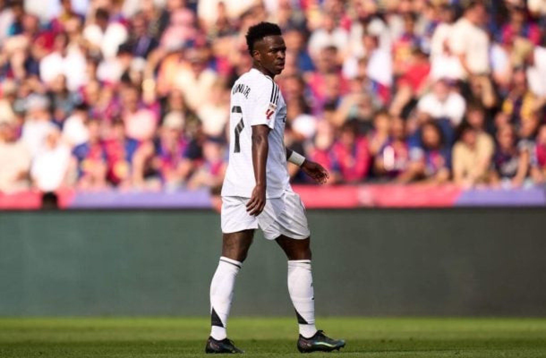 Movimento de sabotagem ao ‘Baila, Vini’ ganha força entre torcedores do Barcelona na web