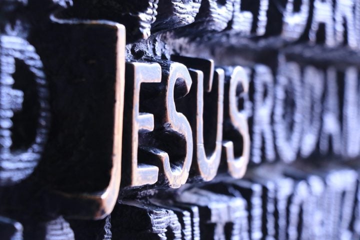 Além do cristianismo, ele é reconhecido como um grande profeta no islamismo e respeitado em outras tradições religiosas. 