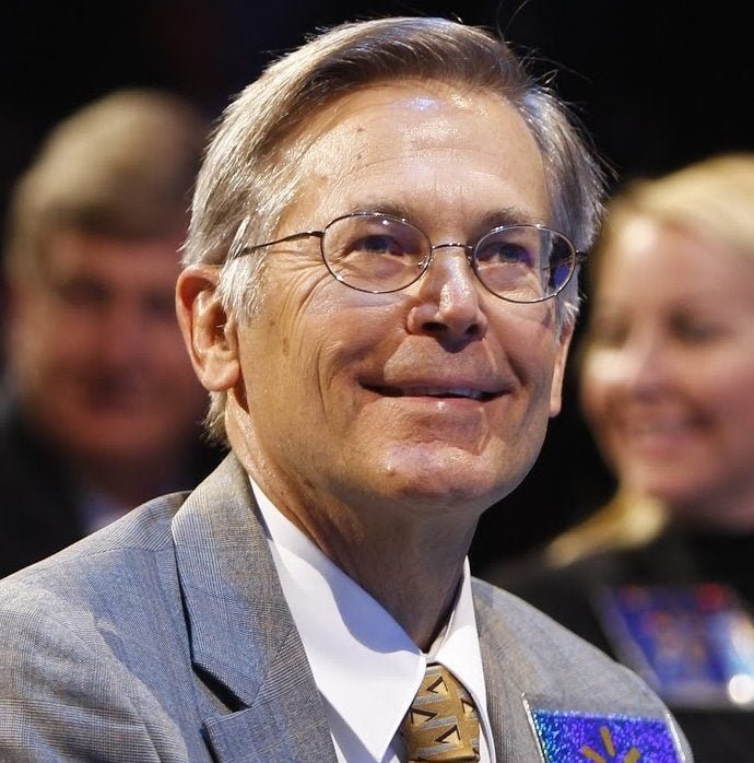 9Âº) James Walton (patrimÃŽnio de US$ 117,5 bilhÃµes) - Mais um filho de Sam Walton, fundador do Walmart. Herdou parte da fortuna e tem participaÃ§Ã£o nos negÃ³cios da famÃ­lia.

