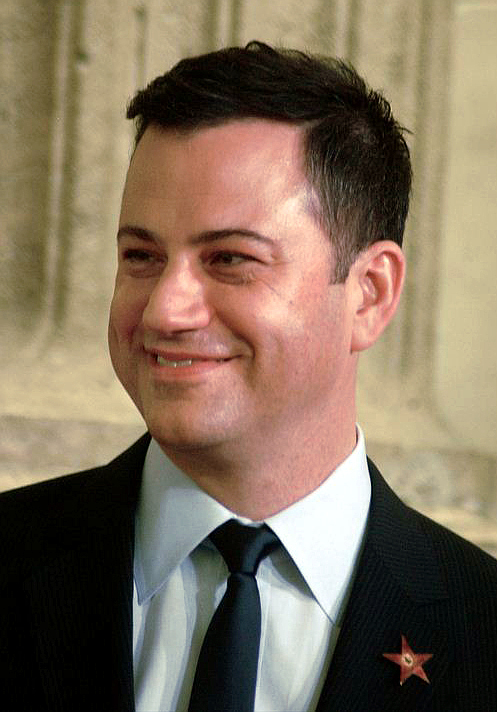 Jimmy Kimmel -  Apresentador, comediante e produtor americano, conhecido pelo talk show Jimmy Kimmel Live!. Ele é famoso por seu humor sarcástico e entrevistas descontraídas com celebridades. Além disso, apresentou cerimônias importantes, como o Oscar, e é uma figura influente na comédia televisiva.

