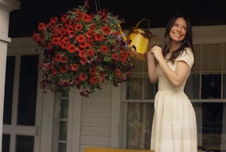 Falando sobre sua vida amorosa, a atriz jÃ¡ namorou o ator Dominic Monaghan, que tambÃ©m fez Lost, e o jogador de hockey Murray Hone.