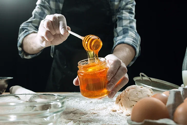 A substituição do açúcar pelo mel, usado como adoçante natural, ajuda a manter os níveis de açúcar no sangue estáveis. O mel diminui os níveis de colesterol "ruim" (LDL) e aumenta o colesterol "bom" (HDL) do corpo.-master1305 - freepik