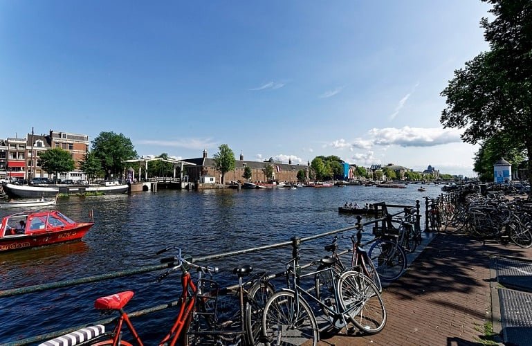 Amsterdã, Países Baixos: A capital holandesa tem cerca de 872 mil habitantes e ocupa uma área de 219 km². Grande parte da cidade está entre 0,5 e 6 metros abaixo do nível do mar, protegida por diques e sistemas de drenagem sofisticados que ajudam a controlar o fluxo de água.
