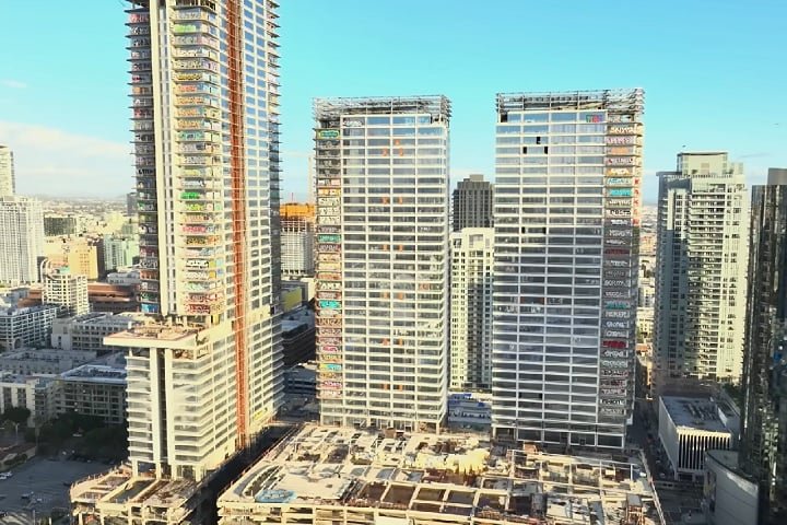 4) Oceanwide Plaza, EUA (206 m): Este complexo de três torres, localizado em Los Angeles, foi projetado para abrigar um hotel de luxo e residências, mas teve sua construção interrompida em 2019 devido a problemas financeiros.
