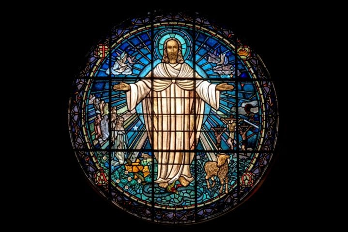 Seus ensinamentos, registrados principalmente nos Evangelhos do Novo Testamento, incluíam discursos que desafiavam normas sociais e religiosas da época, atraindo seguidores, mas também enfrentando oposição das autoridades judaicas e romanas. 