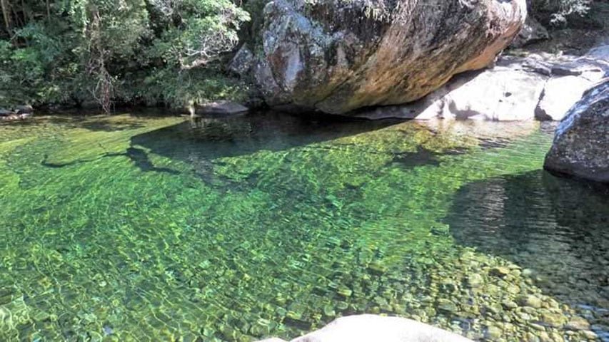 Cachoeiras da Pedra Roxa (ES) - Situado na Serra do Caparaó, na divisa entre Espírito Santo e Minas Gerais, o Parque Nacional do Caparaó tem trilhas ecológicas e poços de águas transparentes, formados por cachoeiras, na mesma área verde onde fica a terceira montanha mais alta do Brasil: o Pico da Bandeira (2.892m). 