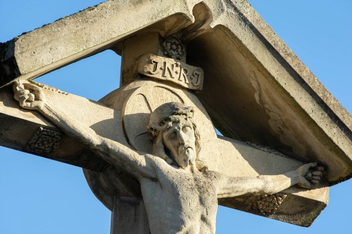Para os cristãos, Jesus é o Messias prometido nas Escrituras Judaicas (o Antigo Testamento), o Salvador do mundo e a encarnação de Deus.