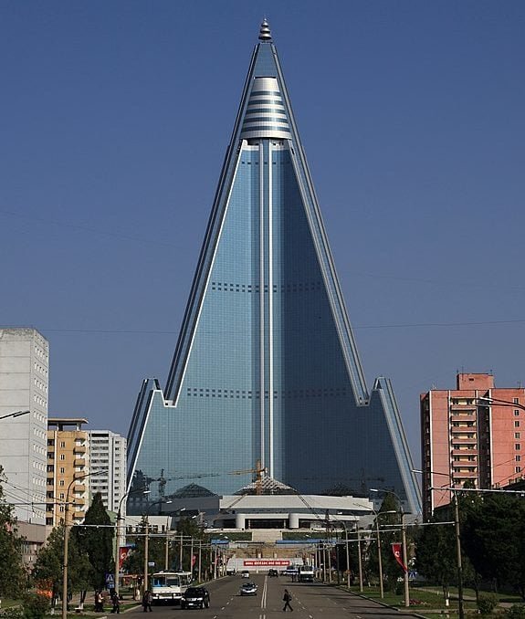 3) Ryugyong Hotel, Coreia do Norte (330 m): O arranha-céu de 105 andares, que fica em Pyongyang, começou a ser construído em 1987, mas foi abandonado nos anos 1990 devido à crise econômica da Coreia do Norte. 