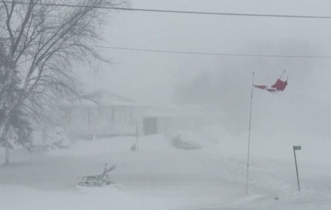 A visibilidade fica extremamente reduzida e as ruas se tornam proibitivas. Em 2022, a situação ficou tão grave que a tempestade levou o título de Nevasca do Século.