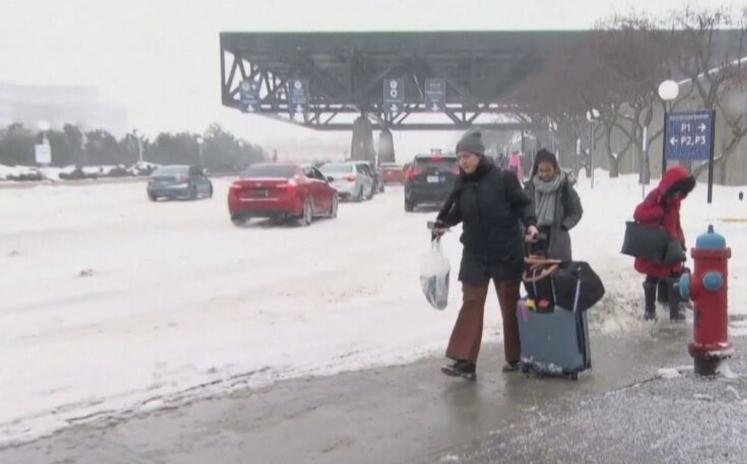 Muita gente que havia planejado passar o Natal em outras áreas teve que desistir. Foi um fim de ano em que várias famílias não puderam se reencontrar. 