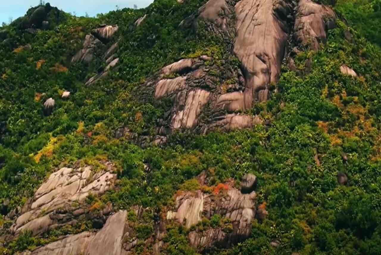 País: Seychelles - Continente: África/ População: cerca de 98.000 habitantes/ Descrição: um arquipélago no Oceano Índico, Seychelles é conhecido por suas praias paradisíacas e biodiversidade. O turismo é a principal fonte de receita do país