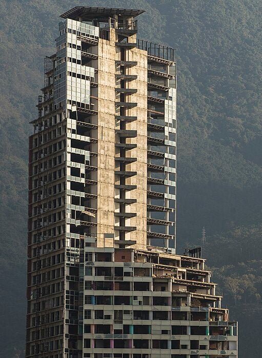 6) Centro Financiero Confinanzas, Venezuela (190 m): Esse arranha-céu, também chamado de Torre de David, tem 45 andares e foi projetado para ser um centro financeiro. Sua construção foi interrompida em 1994, devido à crise econômica e à morte de seu idealizador, David Brillembourg.