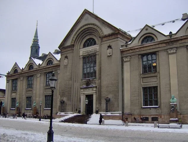 Pesquisas prévias, lideradas pelo biólogo Julius Nielsen da Universidade de Copenhague, indicaram que os tubarões-da-Groenlândia têm a notável capacidade de viver por mais de 400 anos!