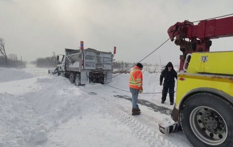 Até veículos pesados deixaram de funcionar em meio ao cenário gelado. Foram várias panes em carros e caminhões pelas ruas dos locais mais afetados. 