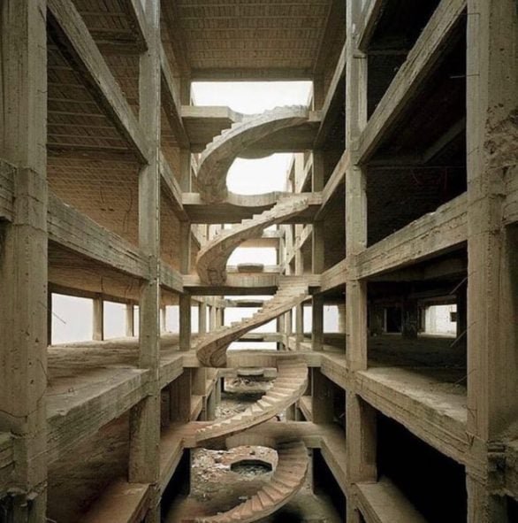 A construção de 40 andares foi parcialmente finalizada antes da eclosão da Guerra Civil Libanesa, em 1975. Foi investido um valor de US$ 15 milhões (cerca de R$ 85,65 milhões) para construir o prédio.