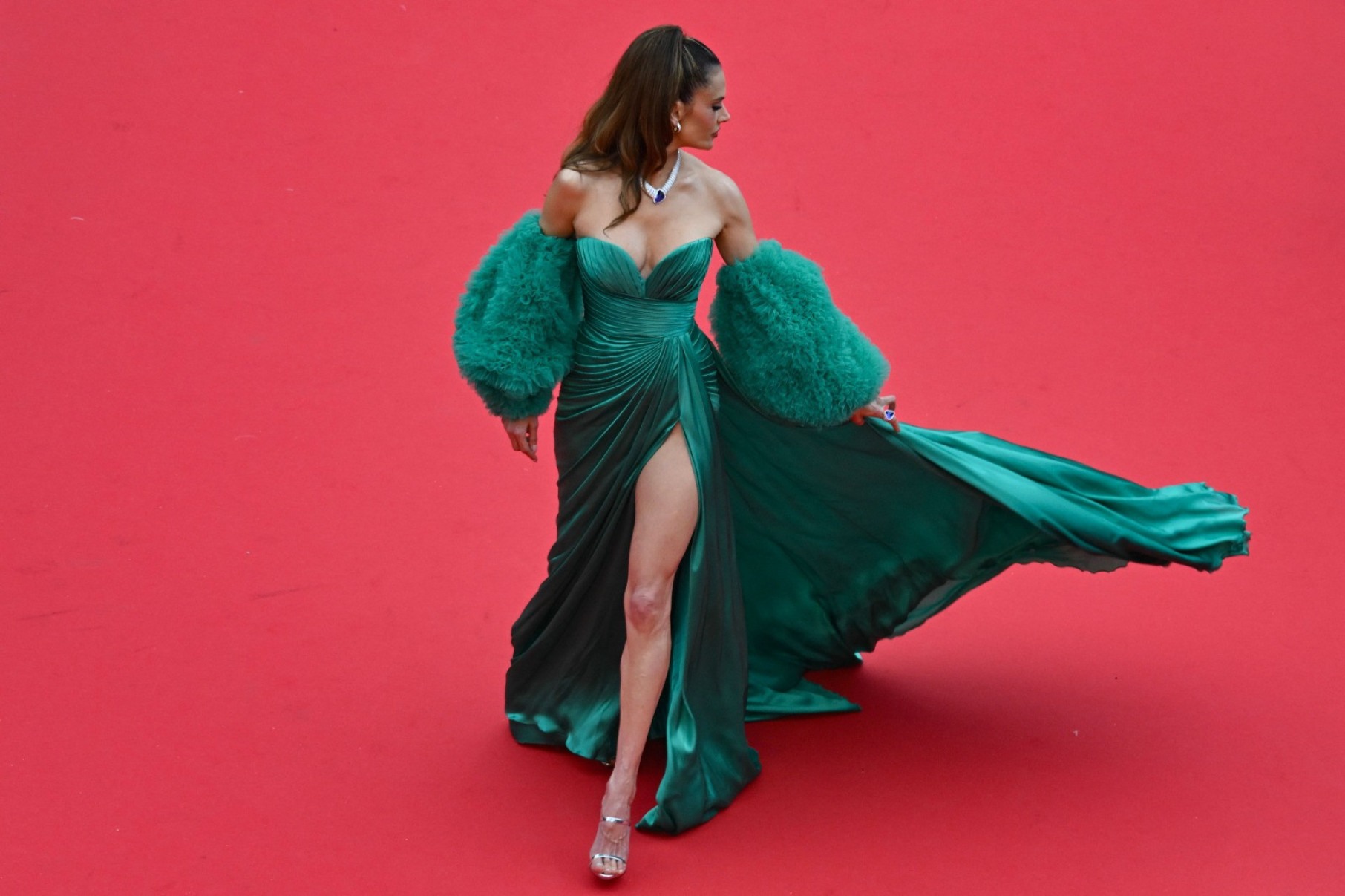 Alessandra Ambrosio também passou pelo tapete vermelho na abertura do festival.-Antonin Thuillier/AFP