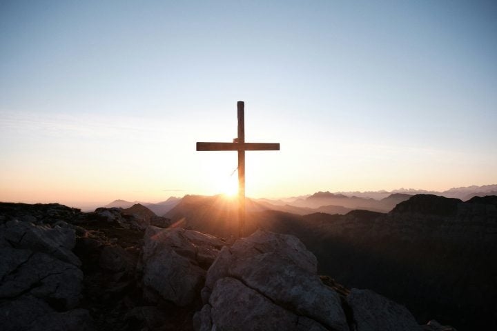 De acordo com os estudiosos, os achados estão de acordo com a descrição do Evangelho de João, que menciona um jardim com um túmulo novo próximo ao local da crucificação.