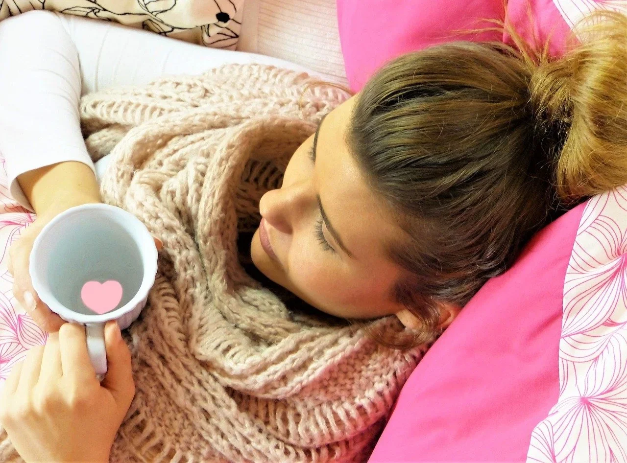 O mel reduz a inflamação e inchaço da garganta e dos pulmões, sendo eficiente ainda nos casos de gripe e resfriado, melhorando o sono.-silviarita pixabay