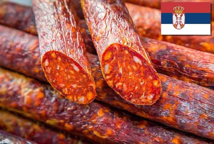 2º) Petrova?ki kulen (Sérvia) - As únicas adições a essa linguiça são sal e páprica picante. Costuma ser servido fatiado e é tradicionalmente acompanhado de pão caseiro e queijo local, sendo apreciado por seu sabor robusto e picante. 