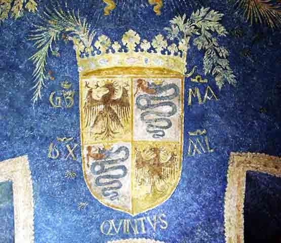 O castelo é decorado com símbolos heráldicos da família Sforza, como a cobra devorando um homem ("biscione"), que também é um emblema tradicional de Milão.

