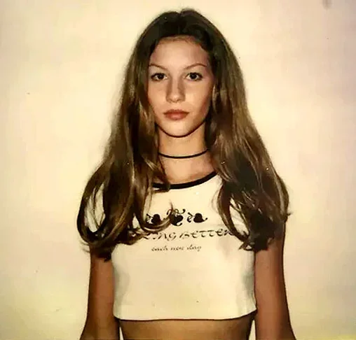 Quando adolescente, Gisele cogitou ser jogadora de vôlei, mas foi descoberta por uma agência de modelos, que acertou em cheio. Dali para o mundo da moda foi um passo. Aos 14 anos, ela iniciou sua carreira.  
