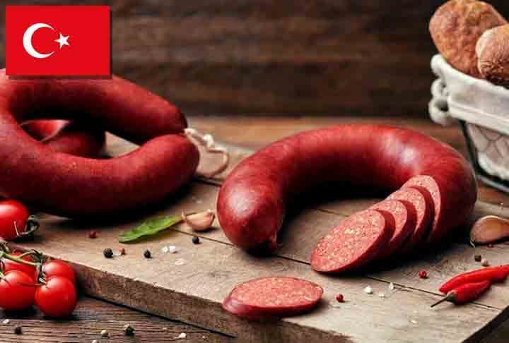 4º) Afyon Sucu?u (Turquia) - O processo de produção desse salame envolve moer a carne e misturá-la com os temperos, antes de embuti-la em tripas naturais. O produto é então curado, o que pode levar de semanas a meses até pegar o sabor desejado.