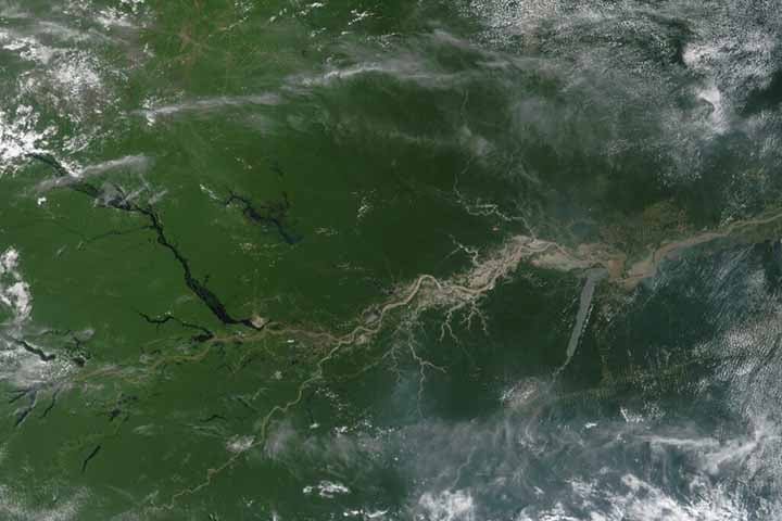 A bacia AmazÃŽnica, ou bacia do Rio Amazonas, estÃ¡ situada em vÃ¡rios paÃ­ses da AmÃ©rica do Sul. Ã? a maior bacia hidrogrÃ¡fica do mundo e a de maior densidade de Ã¡gua.