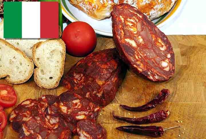 7º) Ventricina (Itália) - É um salame caracterizado por sua textura macia e sabor intenso, geralmente feito a partir de carne de porco, gordura e, em alguns casos, carne de boi ou cordeiro.