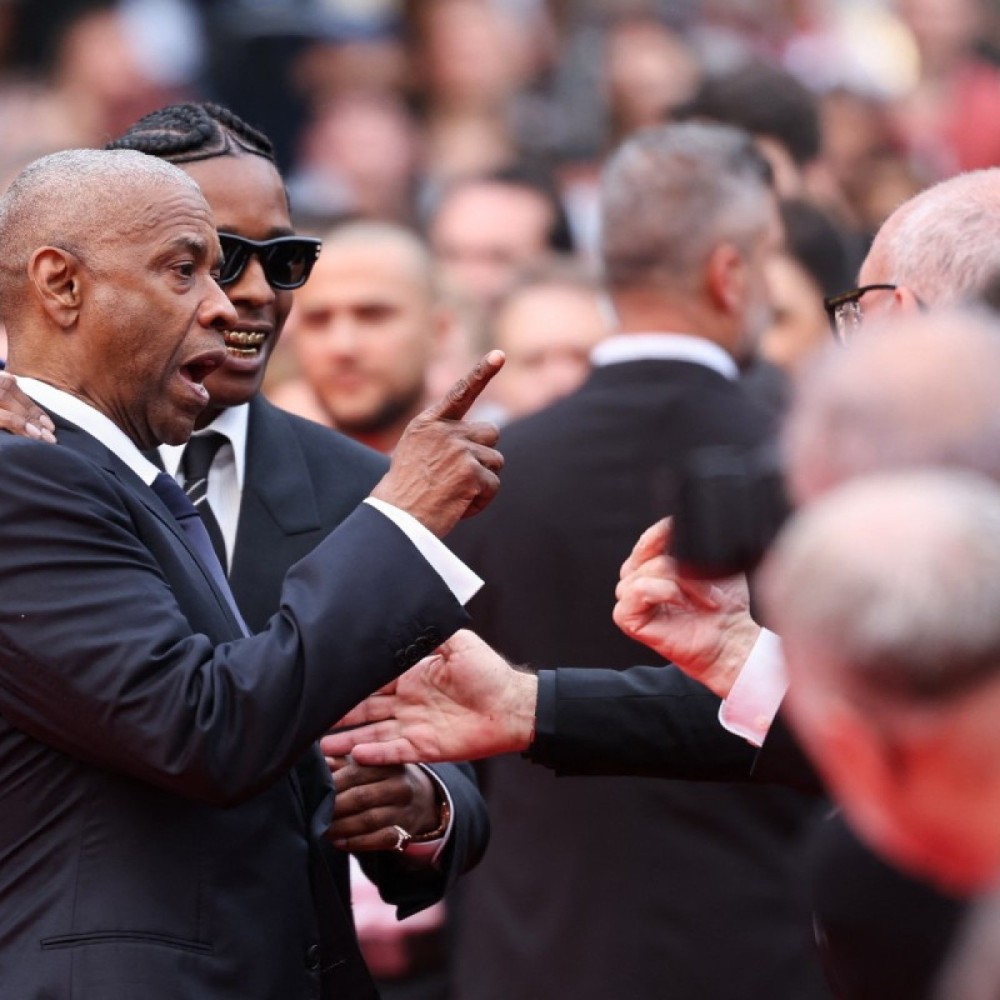 Denzel washington discute com fotógrafo no tapete vermelho de cannes