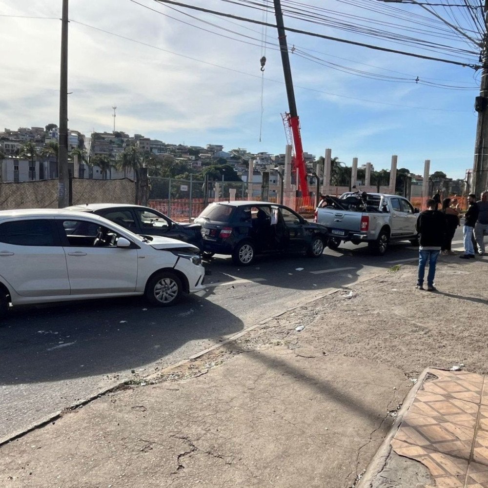 Série de colisões de carros deixa pessoa ferida e obstrui via no barreiro