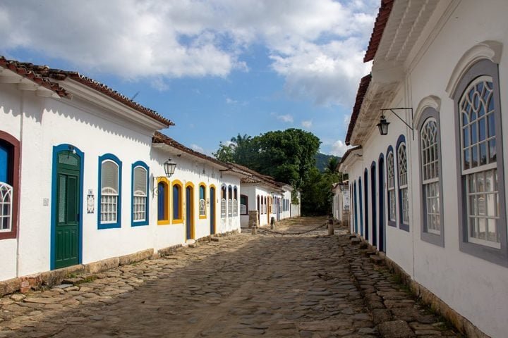 Paraty, uma cidade histórica fundada no século 17, é famosa por seu centro colonial bem preservado, com ruas de pedra, casarões coloridos e igrejas centenárias.