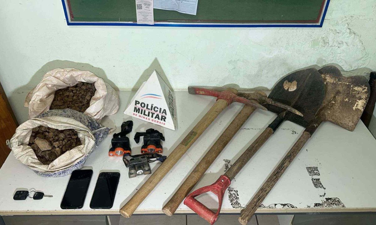 Além das pedras, foram encontradas pás e lanternas utilizadas no crime -  (crédito: PMMG/Divulgação)