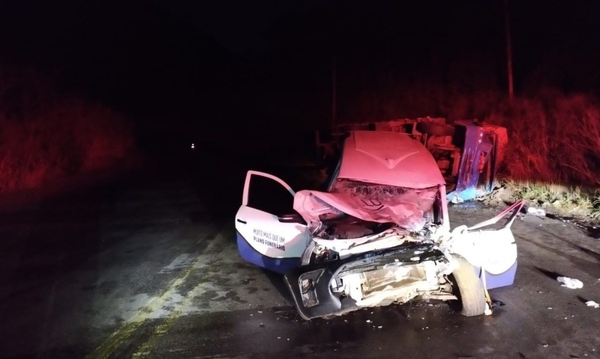 O caminhão atingiu um carro de funerária que também trafegava pelo trecho -  (crédito: PRF/Divulgação)