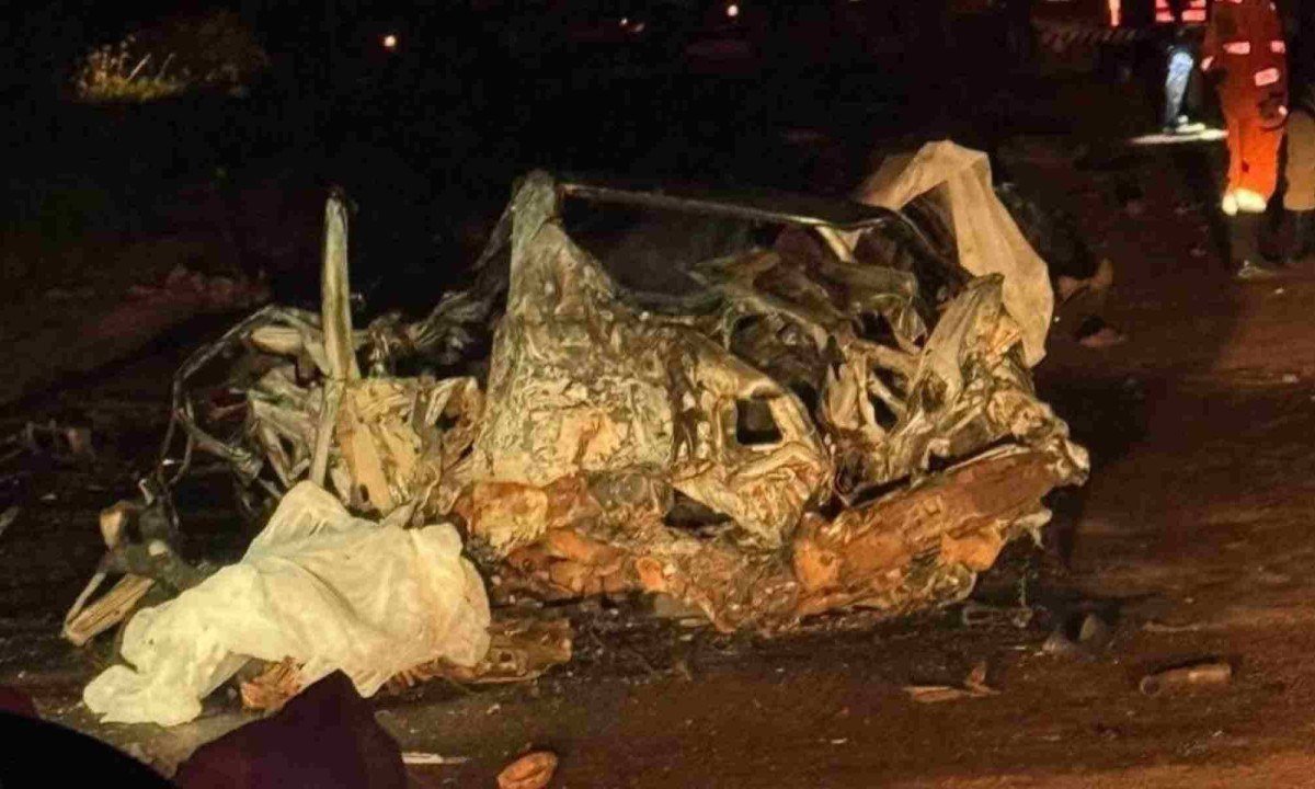 Carro pegou fogo logo depois de bater de frente com carreta na BR-262 -  (crédito: CBMMG)