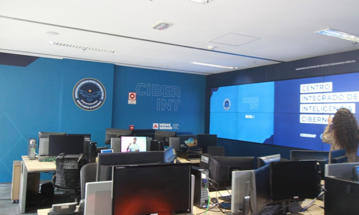 Laboratório é equipado com equipamentos para monitorar ambiente virtual e combater violência organizada em grupos de crianças e adolescentes -  (crédito: Edesio Ferreira/EM/D.A Press)