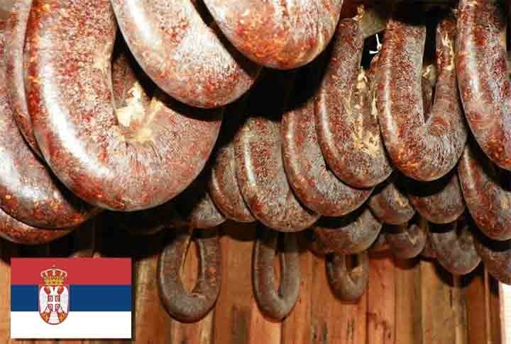 12º) Pirotska peglana kobasica (Sérvia) - O nome "peglana" significa "passada a ferro", referindo-se ao processo de prensagem manual que a linguiça sofre durante a cura. É temperada com especiarias locais, como alho, pimenta e pimenta-do-reino, sem conservantes artificiais.